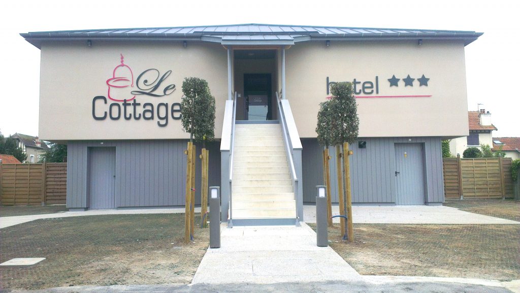 SCI L'EMBELLI - Hôtel LE COTTAGE Façade